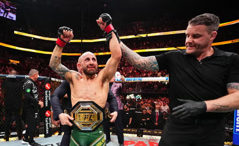 Alexander Volkanovski recebe o cinturão peso-pena após a vitória sobre Diego Lopes no UFC 314. (Foto por Jeff Bottari/Zuffa LLC)