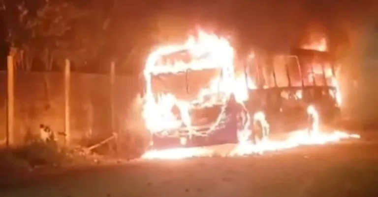 Os criminosos incendiaram dois ônibus. Foto: Divulgação