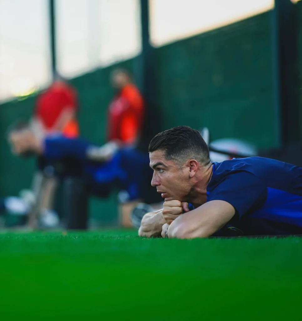 A partida coloca frente a frente a ambição dos sauditas, liderados por Cristiano Ronaldo, e a campanha surpreendente da equipe japonesa, que alcança sua melhor marca na competição continental.