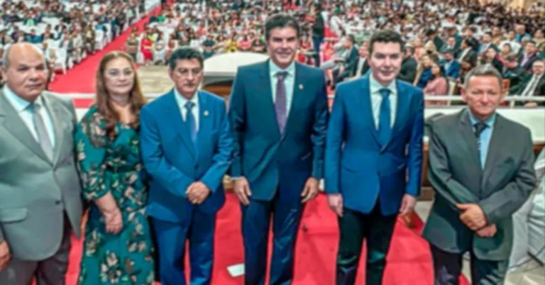 A cerimônia de posse contou com a presença de diversas autoridades, incluindo o governador do Pará, Helder Barbalho, o ministro das Cidades, Jader Filho