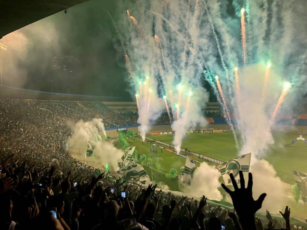 Goiás e Coritiba se enfrentam neste sábado (10), às 18h30 (horário de Brasília), no Estádio Hailé Pinheiro, a Serrinha, em Goiânia