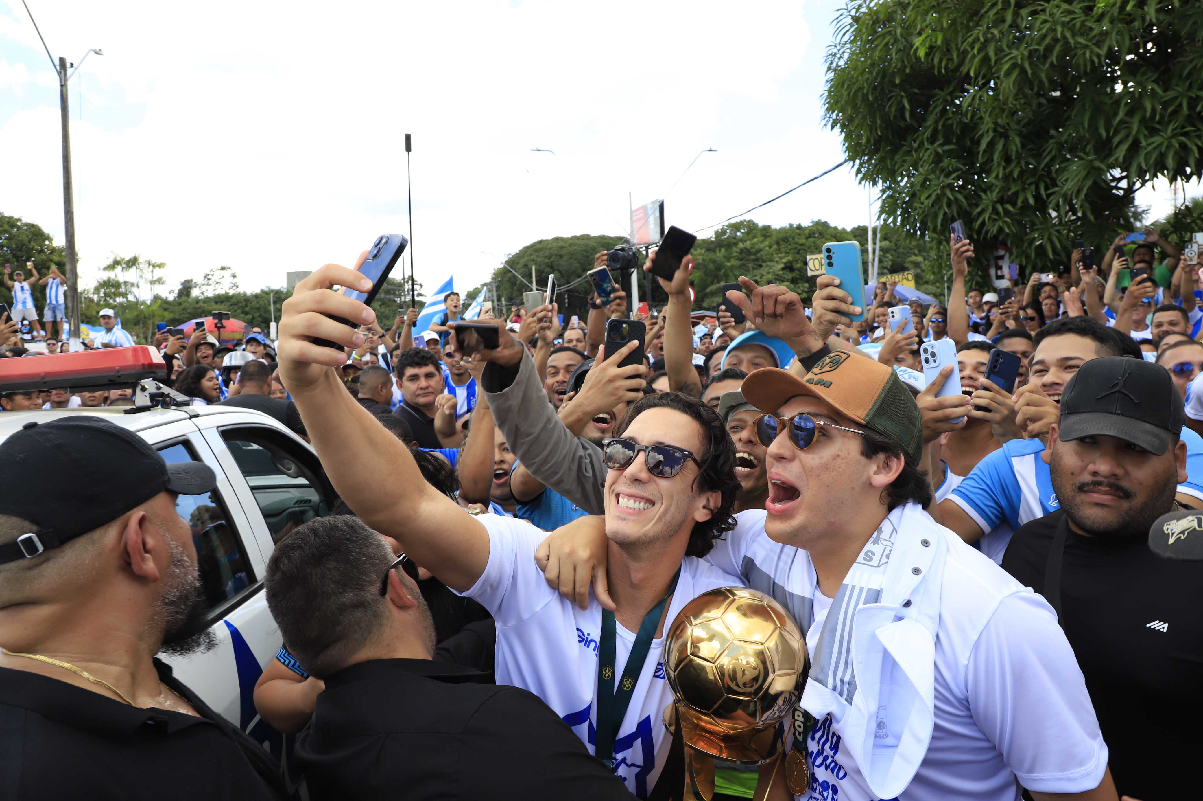 Os jogadores e a comissão técnica do Paysandu desembarcaram em solo paraense por volta do meio-dia desta quinta-feira (25).