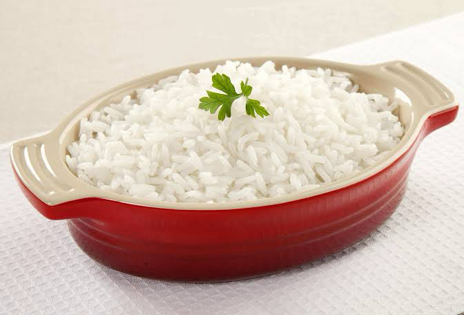 Se você sempre achou difícil acertar o ponto do arroz branco, essa receita é pra você! Simples, rápida e com um resultado digno de restaurante