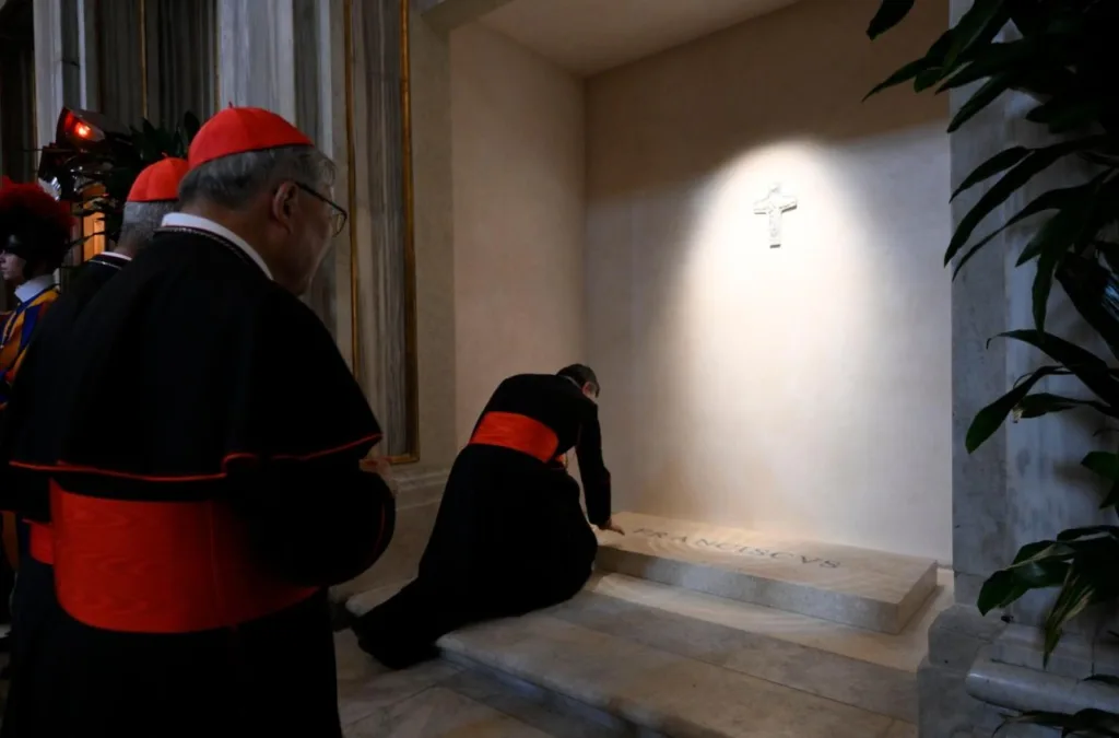 Homenagem ao túmulo do Pontífice   (VATICAN MEDIA Divisione Foto)
