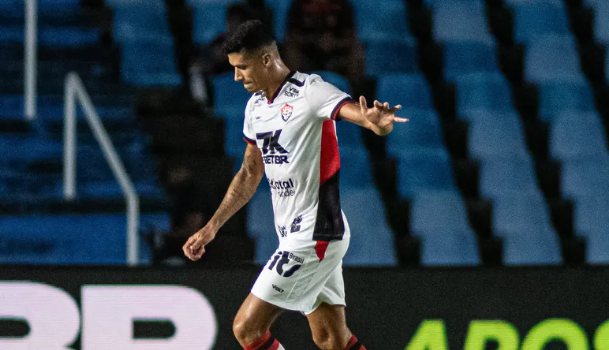 A transferência seria por empréstimo, mantendo o vínculo de Camutanga com o Vitória até o fim de 2026.