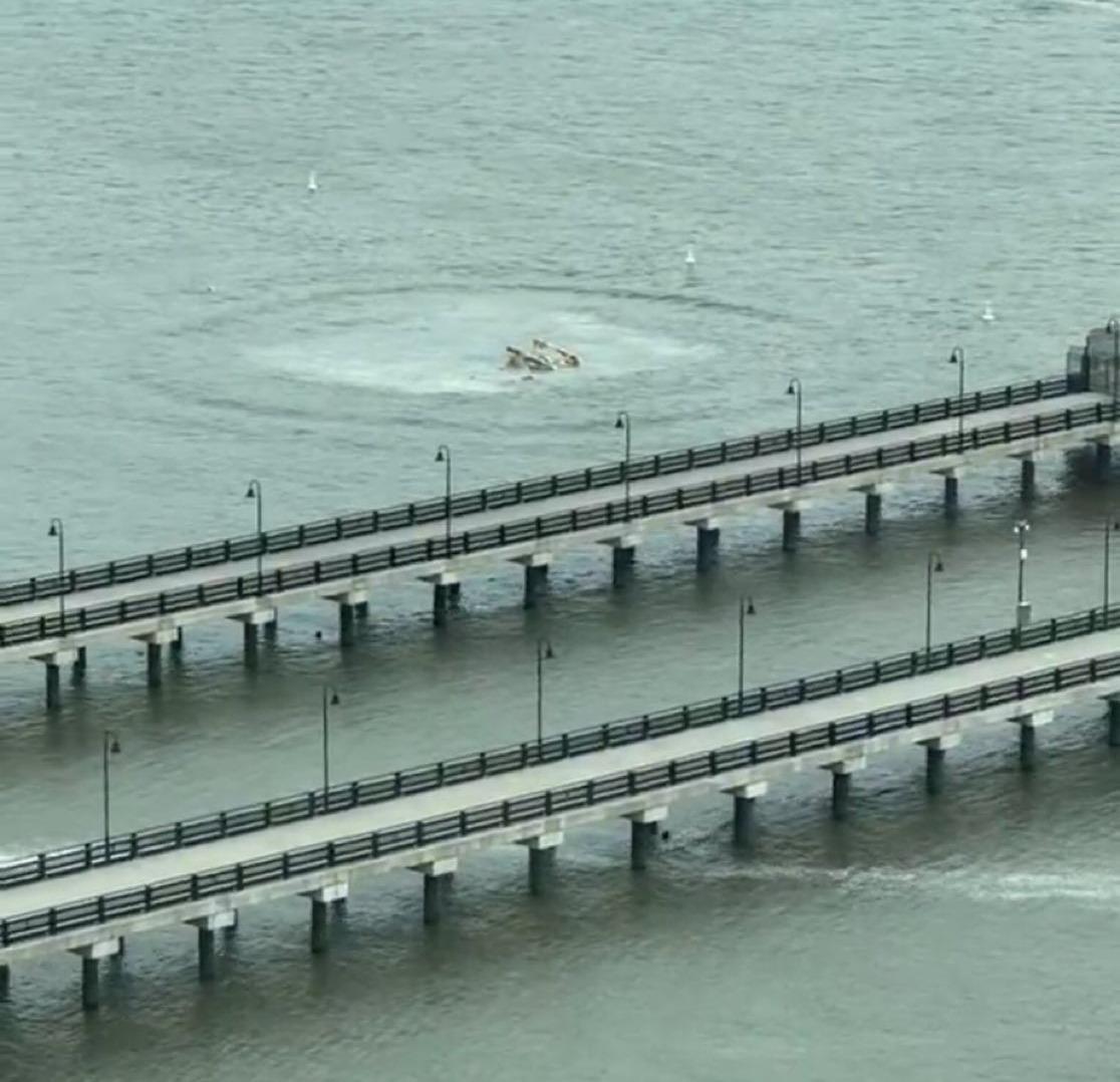 As autoridades informaram que o helicóptero caiu de cabeça para baixo na água. Foto: Reprodução