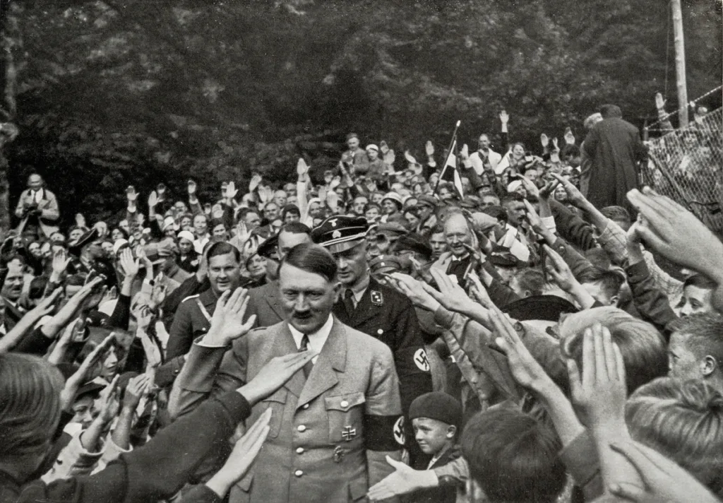 Há exatos 80 anos, nesta quarta-feira (30), Adolf Hitler se matou com um tiro na têmpora direita em seu bunker no centro de Berlim. Há exatos 80 anos, nesta quarta-feira (30), Adolf Hitler se matou com um tiro na têmpora direita em seu bunker no centro de Berlim.