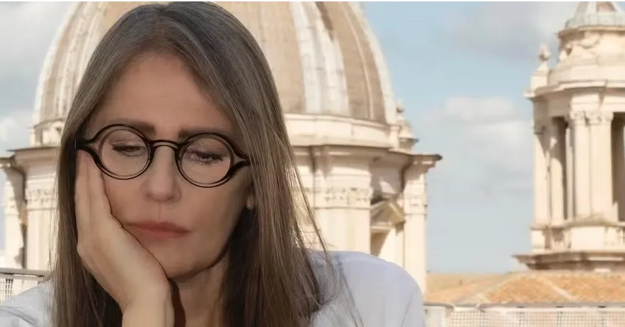 Repórter da Globo na capital italiana há mais de 25 anos, Ilze desperta curiosidade, recebe elogios e vira meme sempre que aparece ao vivo nos telejornais da emissora com notícias do outro continente.