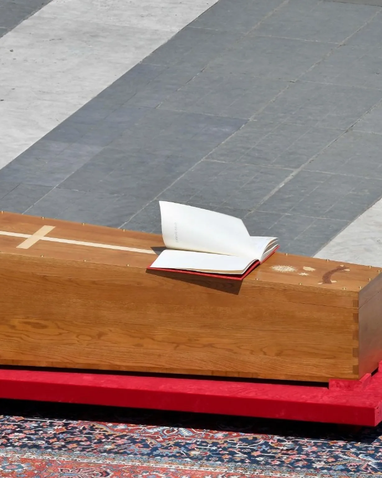 Vaticano informou que o rito de sepultamento do papa Francisco teve início às 8 horas de Brasília (13h em Roma) e foi concluído meia hora depois.
