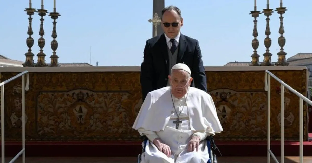 Ainda era uma praça São Pedro quase vazia, com mais jornalistas e cinegrafistas do que fiéis e turistas, quando os primeiros cardeais começaram a entrar no Vaticano