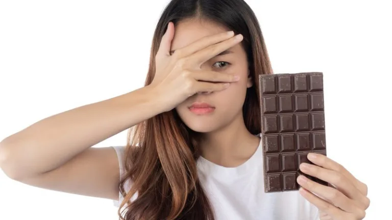 Chocolate, enxaqueca e outros vilões invisíveis: os alimentos que podem estar por trás da sua dor de cabeça