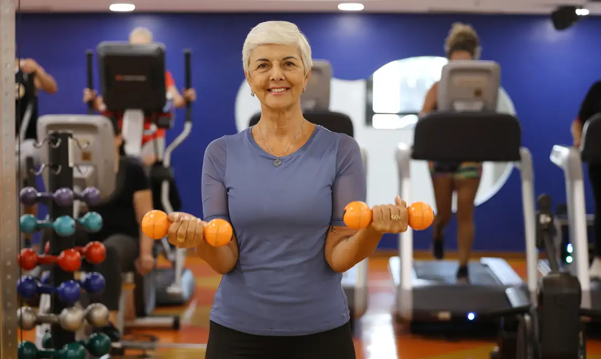 Manter uma rotina de musculação não traz apenas benefícios como aumento de força e resistência, melhora na postura e prevenção contra lesões.