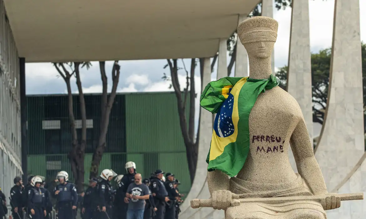 Débora Rodrigues dos Santos era acusada de participar dos atos golpistas de 8 de janeiro de 2023 e de pichar a frase 