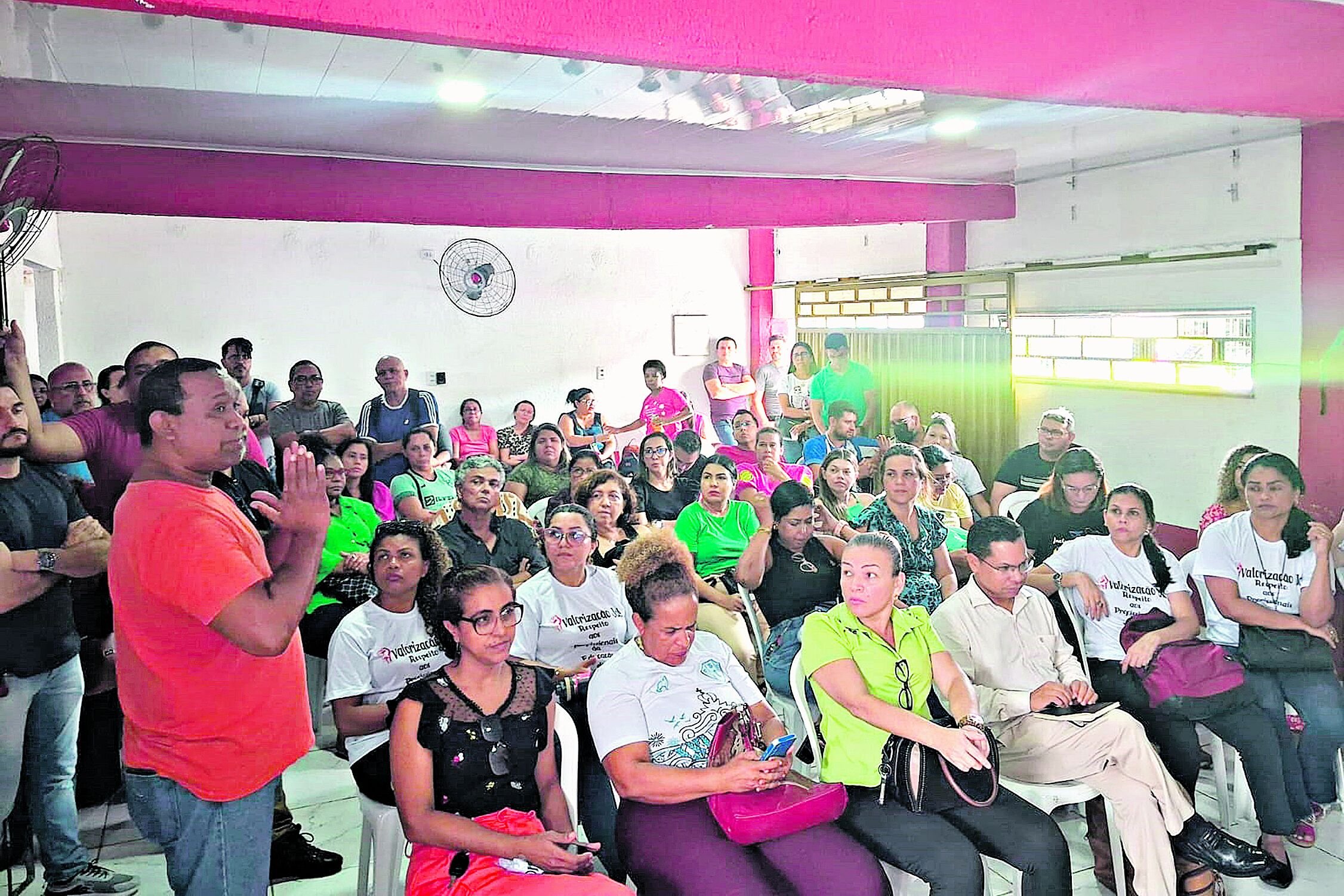 A categoria aprovou uma paralisação geral na educação do município na próxima terça-feira (8), com mobilização em frente à sede da prefeitura.