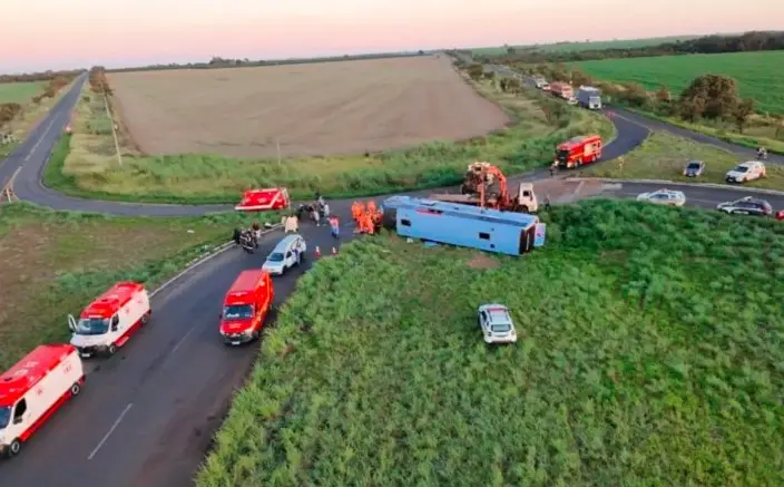 Ônibus capotado na rodovia MG-223, em Araguari, no Triângulo Mineiro (Corpo de Bombeiros/Divulgação)
Ônibus capotado na rodovia MG-223, em Araguari, no Triângulo Mineiro (Corpo de Bombeiros/Divulgação)