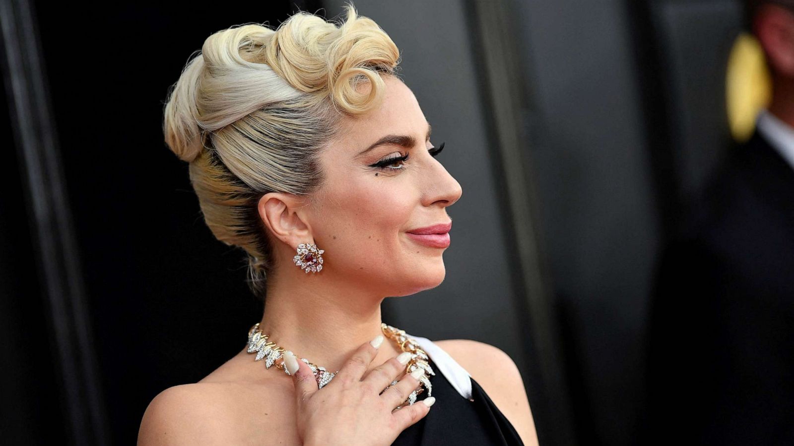 Lady Gaga volta à cidade para a consagração do maior show de sua carreira, trazendo um hit global fresquinho.