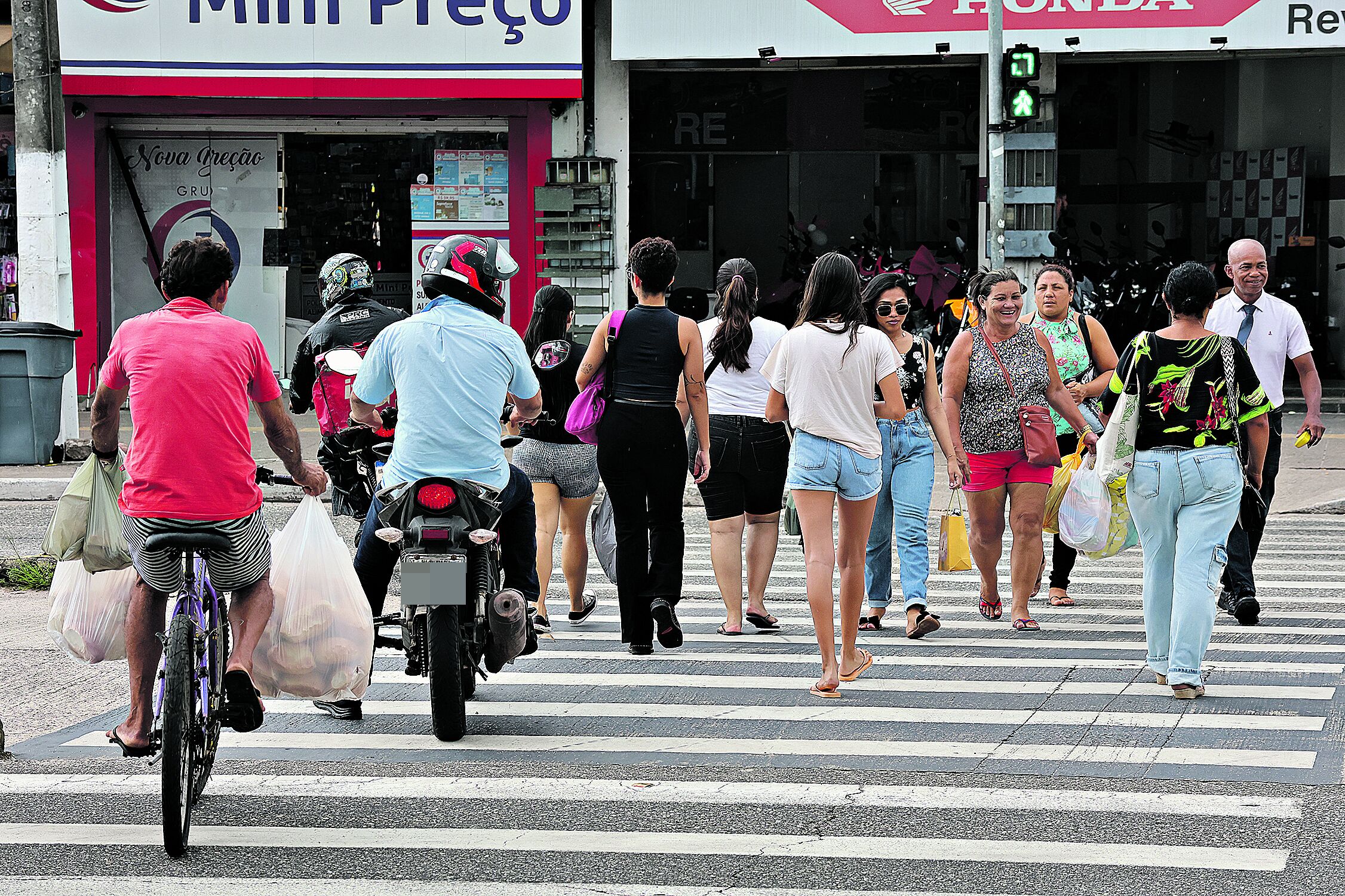 Motocicletas na faixa de pedestre e ciclistas se arriscando na pista do BRT são algumas das irregularidades flagradas pelo DIÁRIO em uma tarde na avenida