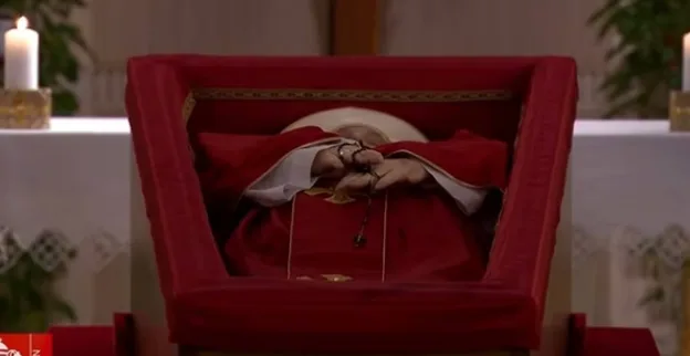 O corpo do Papa Francisco, falecido nessa segunda-feira (21), aos 88 anos, já está sendo velado na capela da Casa Santa Marta,