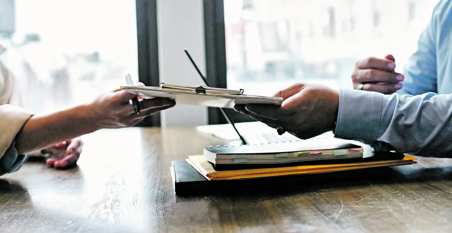 Sendo o profissional responsável por saber as necessidades das empresas e avaliar as competências dos candidatos, é preciso conhecer os caminhos para conquistar a sonhada oportunidade de trabalho
