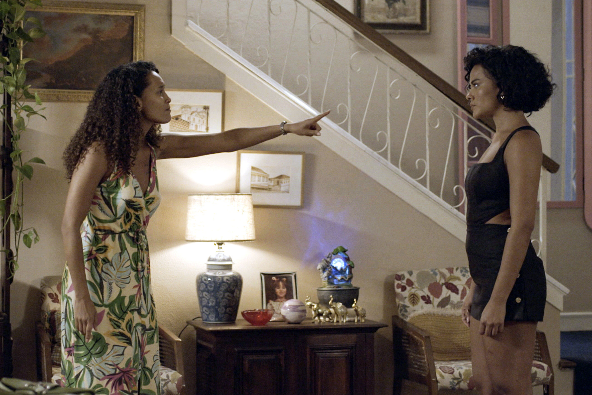 Maria de Fátima (dir.) vende a casa da mãe sem que ela saiba no remake da novela “Vale Tudo” FOTO: DIVULGAÇÃO