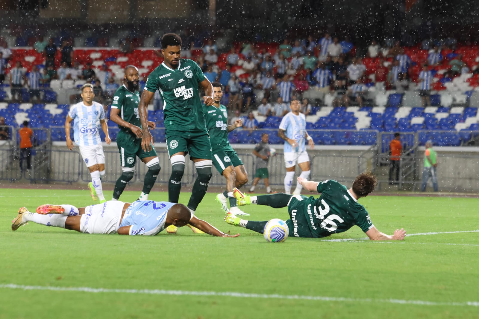 m uma partida intensa do início ao fim, mesmo sob chuva constante, Paysandu e Goiás-GO ficaram no empate sem gols, na noite de ontem