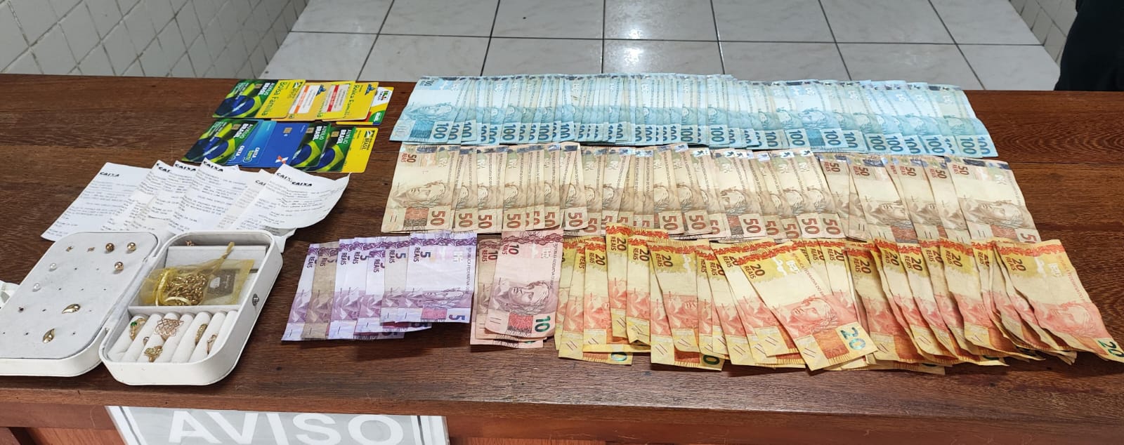 Um homem foi preso no momento em que sacava uma grande quantia em dinheiro com vários cartões do Bolsa Família.