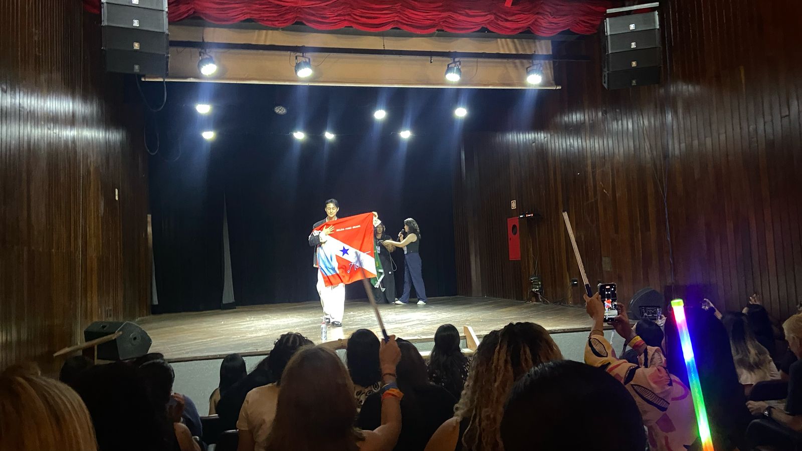 O Fanmeeting da turnê “Ace do VAV 2025 Fanmeeting Tour no Brasil” lotou o Cineteatro do CCBEU