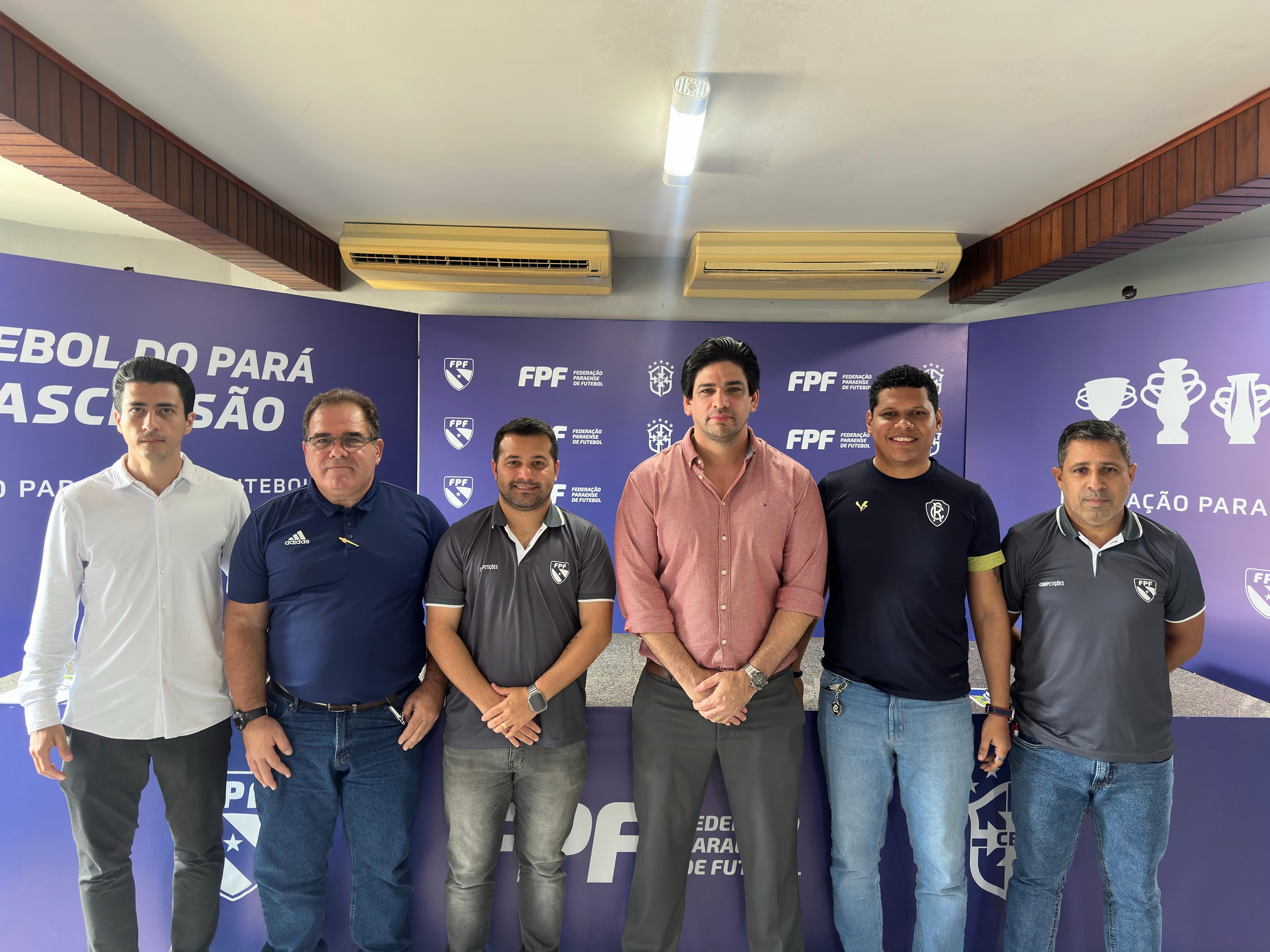 Na manhã desta terça-feira, a Federação Paraense de Futebol (FPF), por meio do Departamento de Competições, realizou uma reunião com representantes dos clubes finalistas do Parazão Banpará 2025 – Clube do Remo e Paysandu Sport Club
