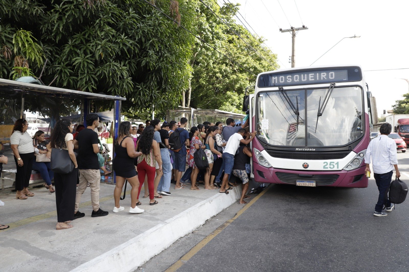 A nova parada de embarque para Mosqueiro, localizada na avenida Almirante Barroso, sentido Entroncamento (logo após a avenida Ceará, na Praça José Sidrim), apresentava bom movimento por volta das 15h30.