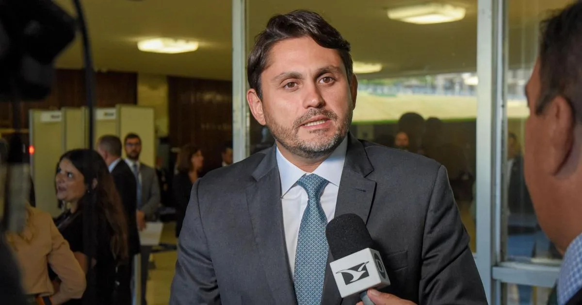 O ministro das Comunicações, Juscelino Filho, decidiu pedir demissão do cargo nesta terça-feira (8), após ser denunciado pela PGR
