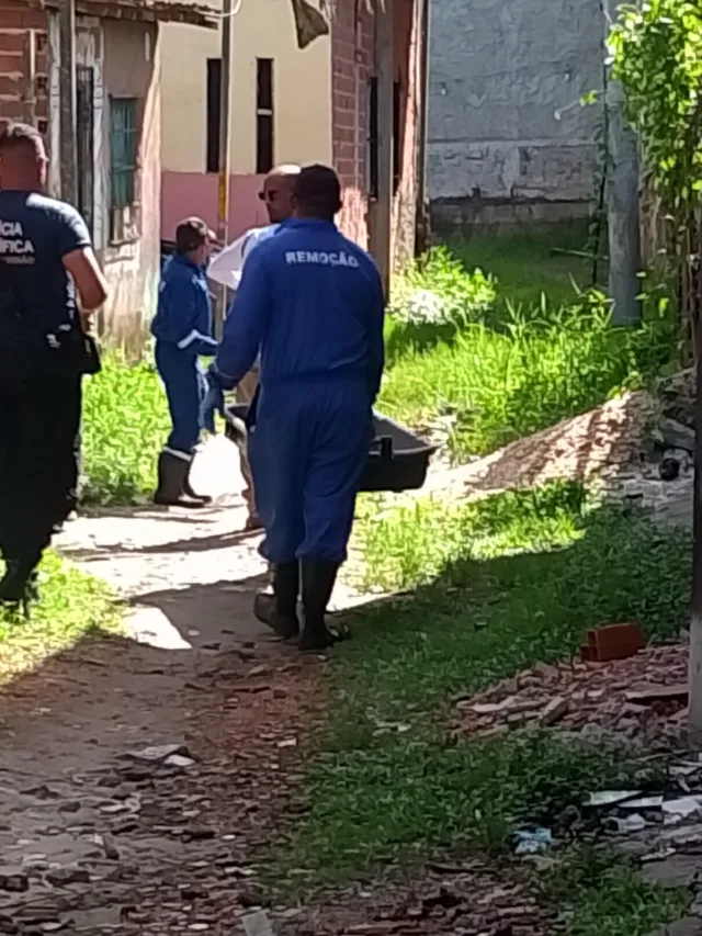 A Divisão de Homicídios da Polícia Civil coletou as primeiras informações, mas os dois suspeitos, vistos saindo da casa abandonada, ainda não foram identificados. Foto: Divulgação
