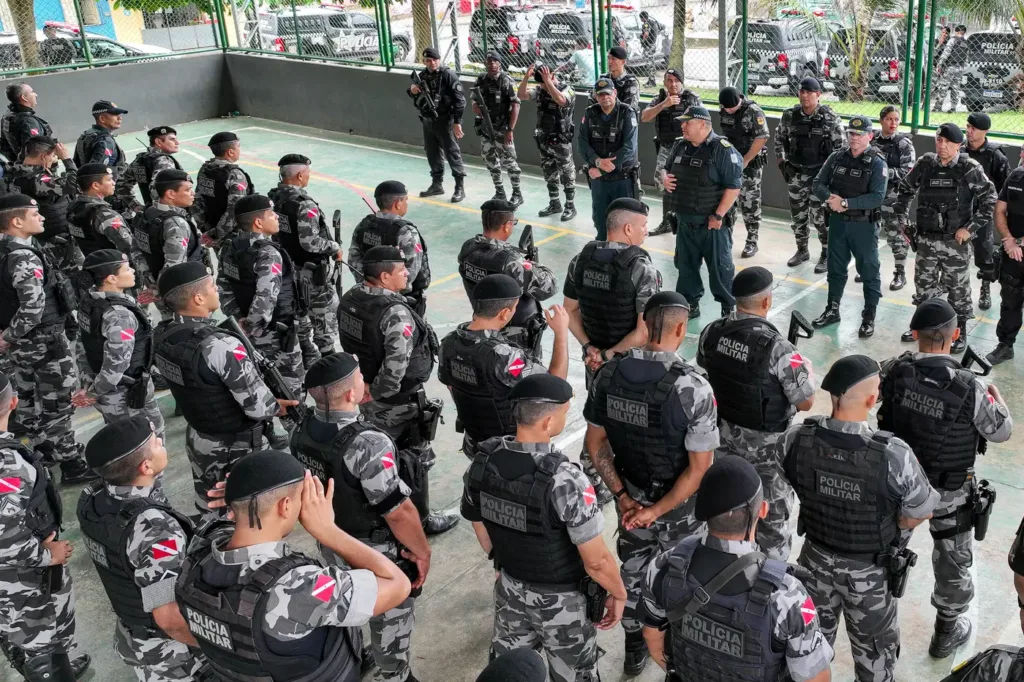 A unidade serve tanto como base operacional para as forças de segurança quanto como local de atendimento à população