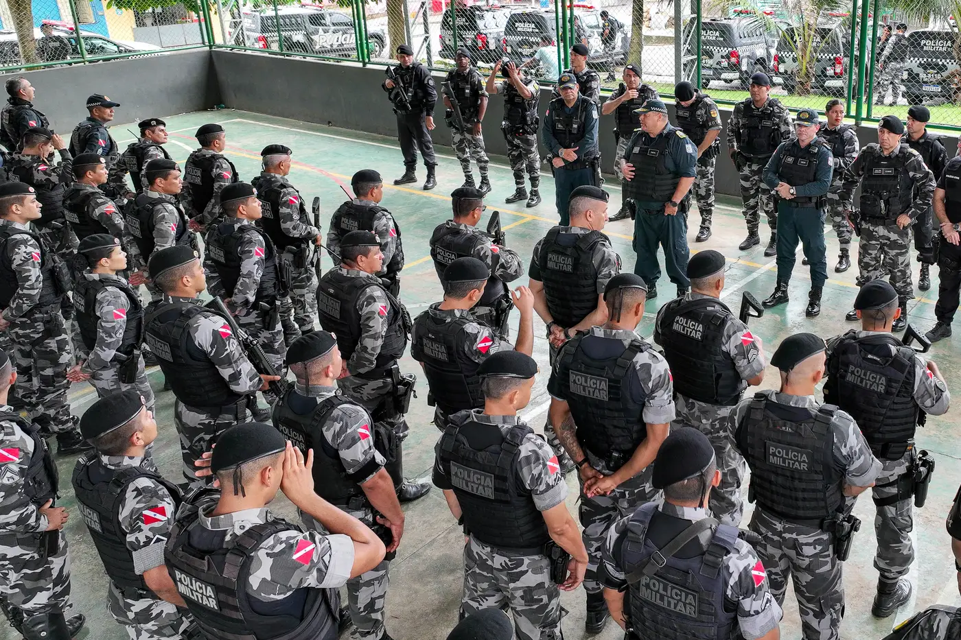 A unidade serve tanto como base operacional para as forças de segurança quanto como local de atendimento à população