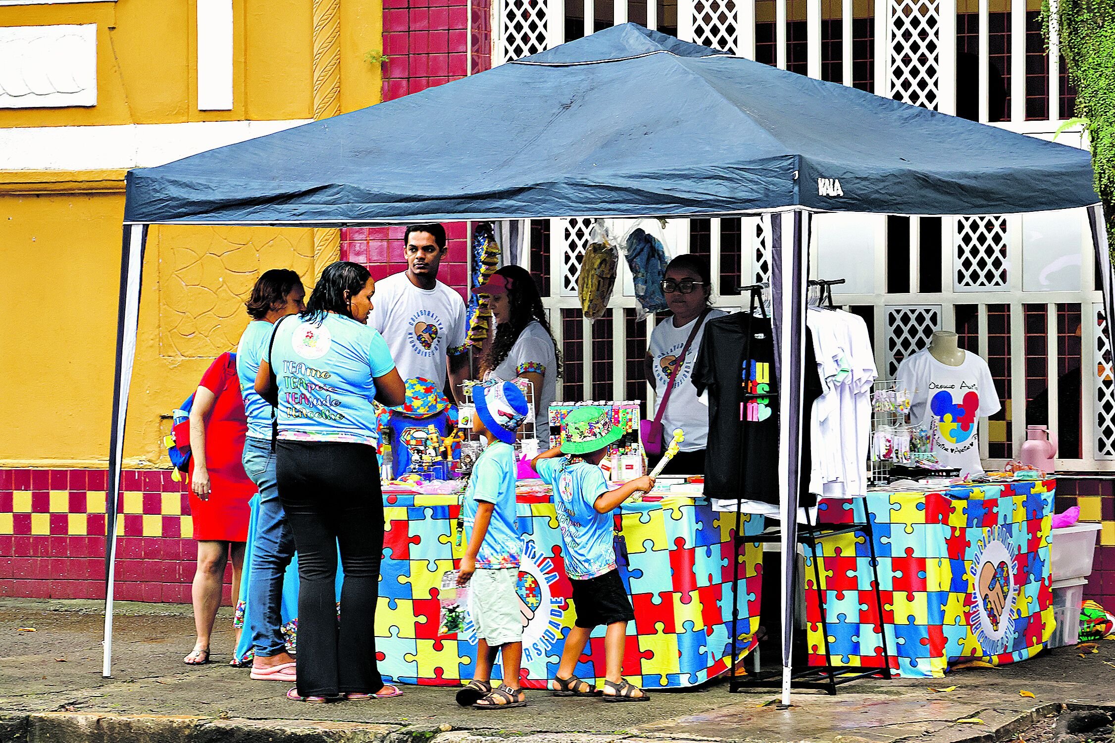 Neste domingo, haverá uma caminhada sobre informação e respeito às pessoas autistas na Praça Batista Campos, além de uma série de atendimentos gratuitos.