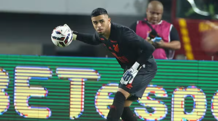 O goleiro Mycael, do Athletico-PR, entrou para a história como o primeiro atleta a violar a nova regra dos oito segundos para reposição de bola