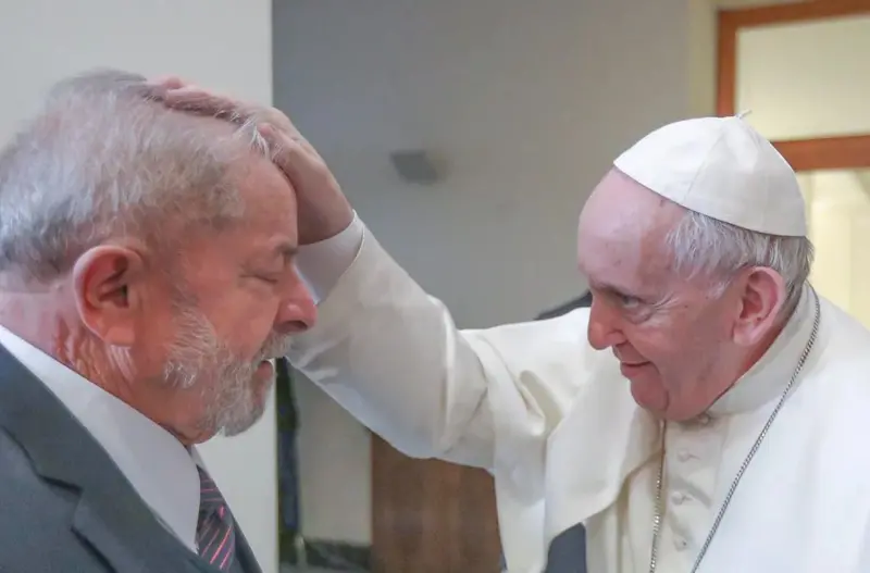 O presidente Luiz Inácio Lula da Silva (PT) chegou nesta sexta-feira (25) a Roma para o funeral do Papa Francisco, morto na última segunda (21) aos 88 anos.