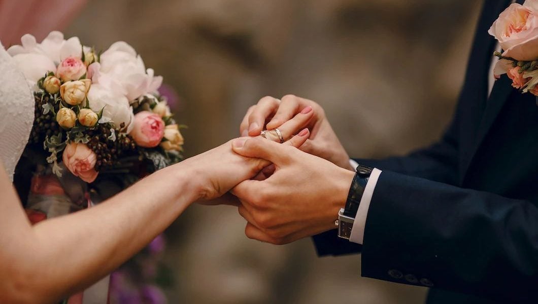 Compreender as diferenças entre contrato de namoro, união estável e casamento é essencial para quem busca proteger seus direitos em uma relação afetiva.