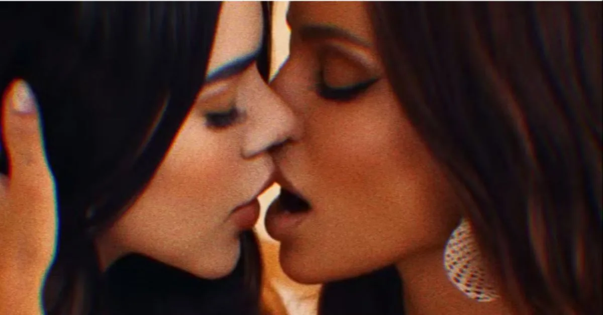 Anitta lançou "En 4.", reggaeron com a cantora pop mexicana Kenia Os. Além do single, a dupla soltou um clipe sensual