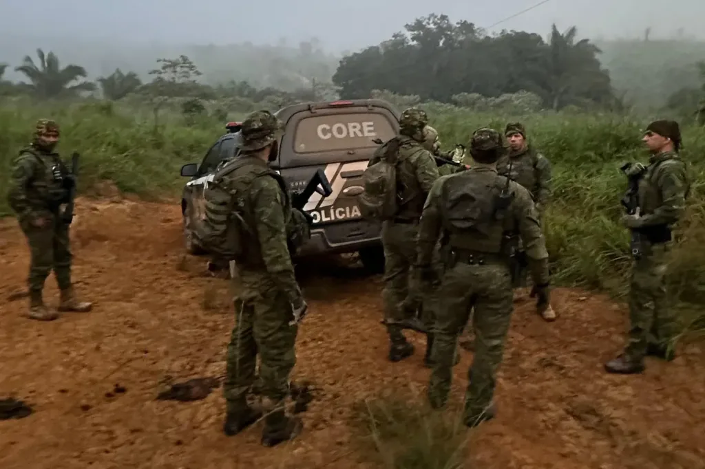 Com o suspeito foram apreendidos um fuzil, outras três armas, munições não deflagradas e cartuchos

