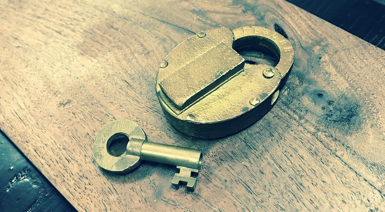 Muitas pessoas acreditam que deixar a chave na fechadura durante a noite pode aumentar a segurança da casa