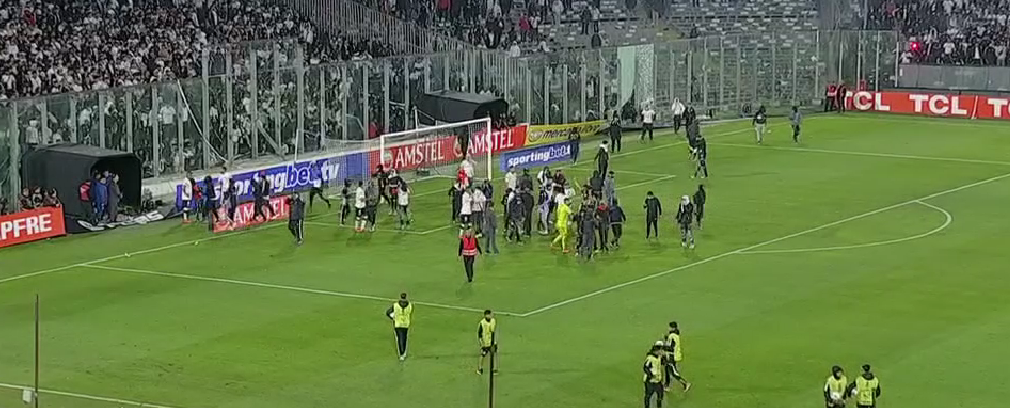 A partida entre Colo-Colo e Fortaleza, marcada para esta quinta-feira, foi oficialmente cancelada após invasão e mortes.