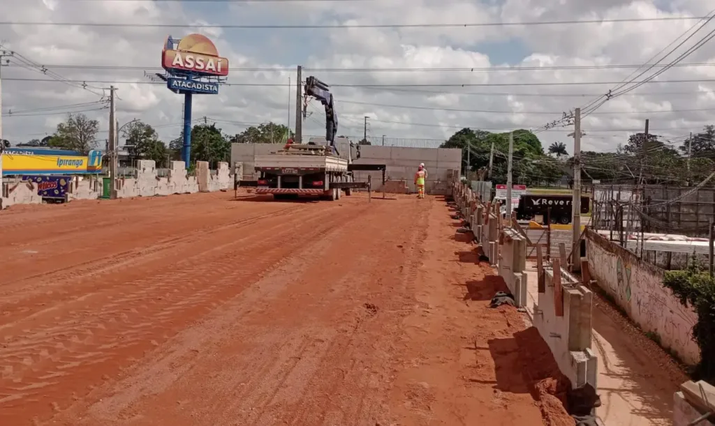 Com 65% da obra concluída, a construção avançará com a execução da pista central e o içamento das vigas de sustentação.