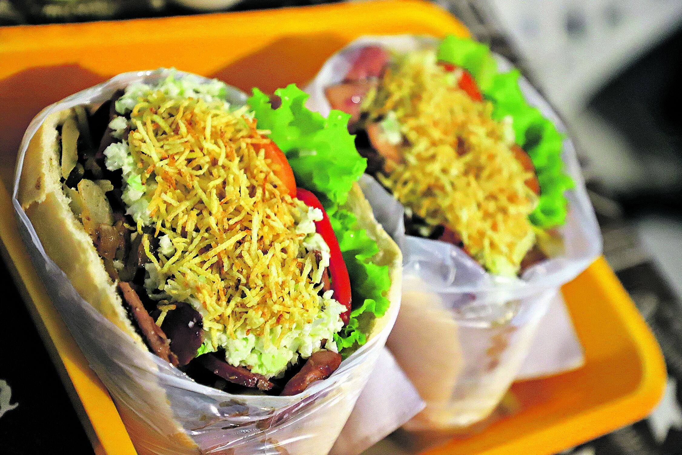 Espalhados pelas esquinas movimentadas, praças e avenidas da cidade, os lanches de rua são, sem dúvida, uma das especialidades de Belém — ao lado, é claro, do tradicional tacacá e do açaí com peixe frito.