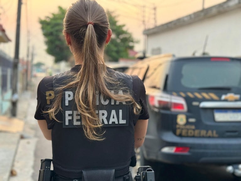 Com salários até R$ 26 mil, concursoCom a aplicação das provas do concurso da Polícia Federal para a área Administrativa no domingo, 29 de junho, muitos candidatos já estão atentos à divulgação dos gabaritos da PF (Polícia Federal) conta com ofertas para cargos de nível superior de agente, delegado, escrivão, perito criminal e papiloscopista