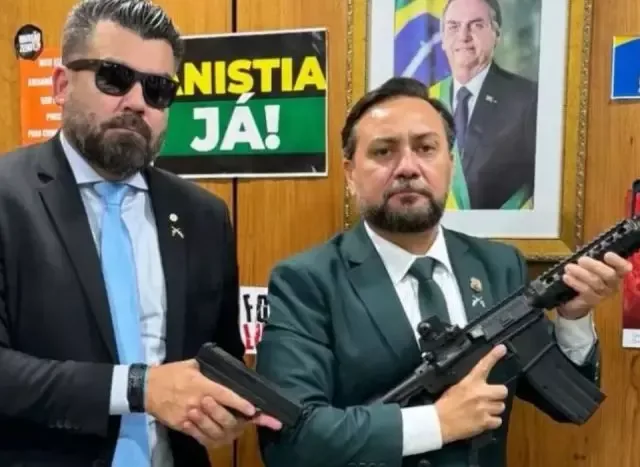 A imagem, divulgada nas redes sociais ao lado do vereador Zezinho Lima (PL), também bolsonarista, traz a legenda: “Defendemos o porte para o cidadão de bem”.