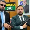 A imagem, divulgada nas redes sociais ao lado do vereador Zezinho Lima (PL), também bolsonarista, traz a legenda: “Defendemos o porte para o cidadão de bem”.