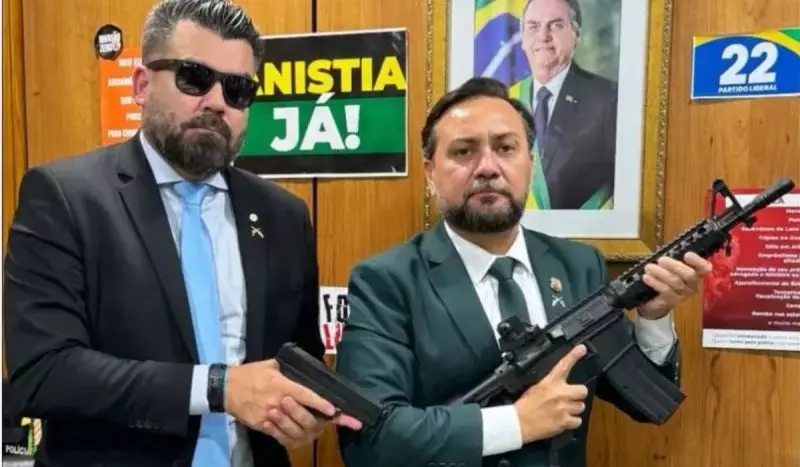 A imagem, divulgada nas redes sociais ao lado do vereador Zezinho Lima (PL), também bolsonarista, traz a legenda: “Defendemos o porte para o cidadão de bem”.