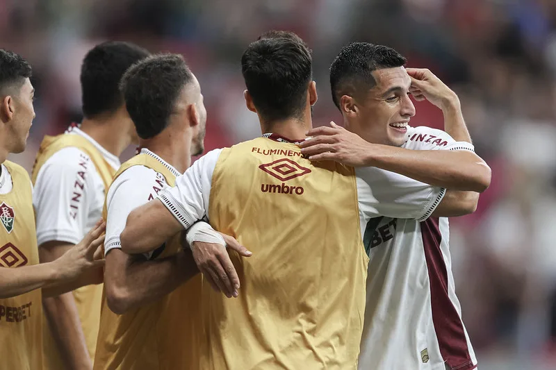 O Fluminense confirmou o favoritismo e garantiu a classificação para as oitavas da Copa do Brasil ao vencer a Aparecidense por 4 a 1 O Fluminense confirmou o favoritismo e garantiu a classificação para as oitavas da Copa do Brasil ao vencer a Aparecidense por 4 a 1