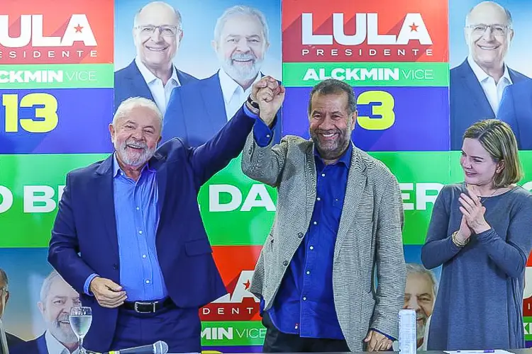 O presidente Luiz Inácio Lula da Silva (PT) convocou para esta sexta-feira (2) uma reunião emergencial com o ministro da Previdência, Carlos Lupi (PDT) O presidente Luiz Inácio Lula da Silva (PT) convocou para esta sexta-feira (2) uma reunião emergencial com o ministro da Previdência, Carlos Lupi (PDT)