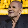 O cantor sertanejo Eduardo Costa, de 46 anos, surpreendeu os fãs ao subir ao palco careca durante um show no último fim de semana.